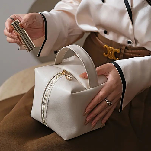 metal-zipper-and-pull-tab-detail-quality