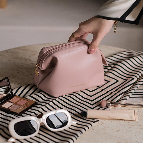 minimalist-pu-leather-wash-bag-with-gold-zipper