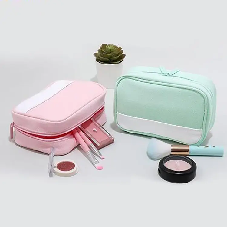 lifestyle-scene-travel-handbag-makeup-organizer lifestyle-scene-travel-handbag-makeup-organizer