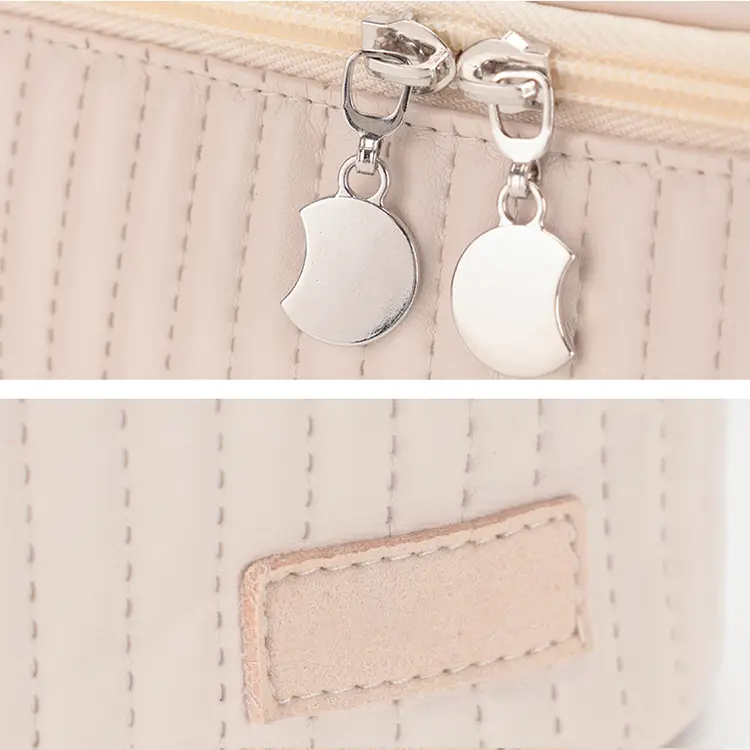quilted-makeup-pouch-texture-details quilted-makeup-pouch-texture-details